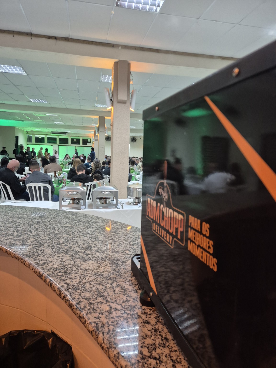 Chopeira e barril instalados pela ADM CHOPP em evento